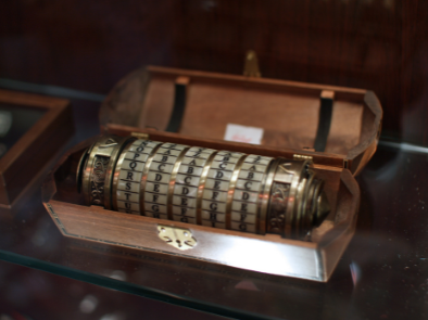 eine Kryptex zum Entschlüsseln von Codes und ETF-Namen liegt in einer Schatulle auf einem Tisch